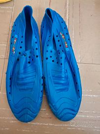 scarpe da snorkeling e scogli