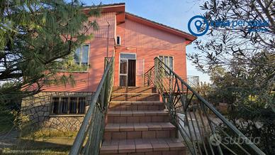 CASA SINGOLA CON PARCO E LOCALI ACCESSORI