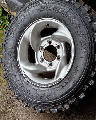 Cerchioni in lega scampanati con gomme 235, 75,15