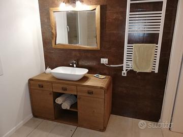 bagno in castagno bordo arrotondato cassetti ante