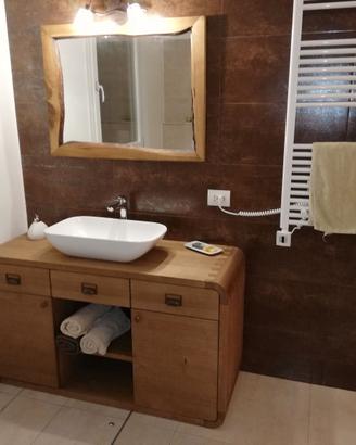 bagno in castagno bordo arrotondato cassetti ante