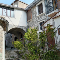 Appartamento su più livelli e fabbricati