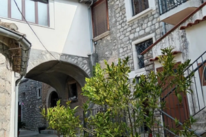 Appartamento su più livelli e fabbricati