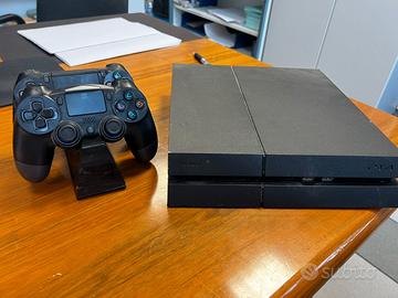 PS4 da 500 GB, con 2 joystick e base ricarica