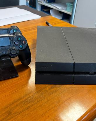 PS4 da 500 GB, con 2 joystick e base ricarica