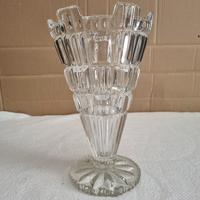vaso di fiori in vetro molato