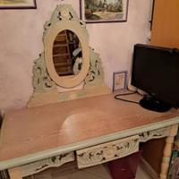 Scrivania in legno con specchio