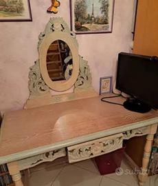 Scrivania in legno con specchio