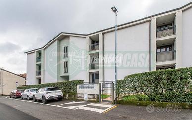 3 LOCALI IN PALAZZINA RISTRUTTURATA CON BOX!