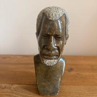 Busto in pietra scolpita