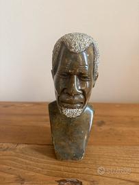 Busto in pietra scolpita