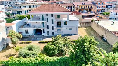 Intero fabbricato con giardino 1200mq + loc. comm