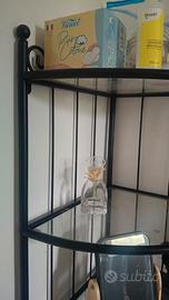 Specchio e mobiletto scaffale per prodotti bagno