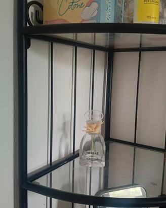 Specchio e mobiletto scaffale per prodotti bagno