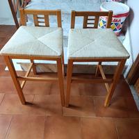 Coppia di sgabelli in legno con seduta impagliata 
