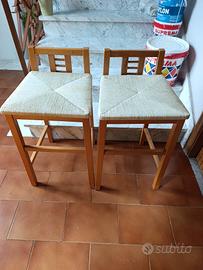 Coppia di sgabelli in legno con seduta impagliata 