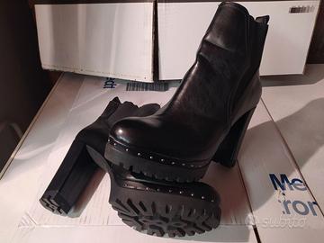 Stivaletti neri con tacco