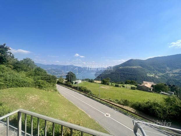 TRE LOCALI CON PISCINA E VISTA LAGO