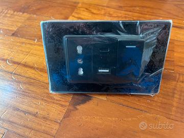 Placchetta con interruttori e prese della luce