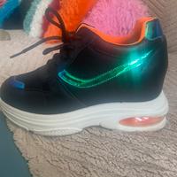Sneakers con dettagli psichedelici