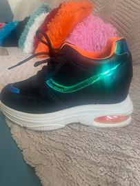 Sneakers con dettagli psichedelici