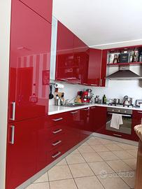 Cucina laccata rossa