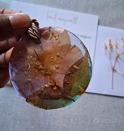 Collana con ciondolo in resina con fiori veri
