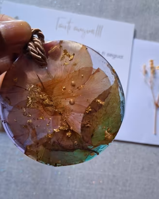 Collana con ciondolo in resina con fiori veri