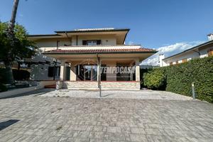 VILLA RISTRUTTURATA VICINO FORTE DEI MARMI