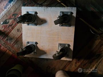 2 CARRELLI PORTAVASI in legno.  Robusto