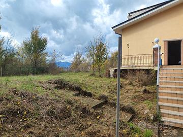 San Potito Ultra villetta con giardino e box