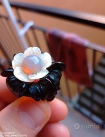 ANELLO IN LEGNO EBANO CON OPALE E MADREPERLA 