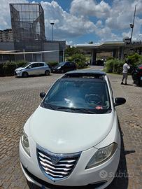 Lancia ypsilon con tettuccio apribile 