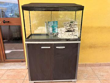 Mobile in legno e acquario