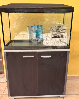 Mobile in legno e acquario
