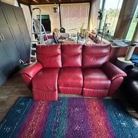 Divano rosso pelle fiore con movimento automatico