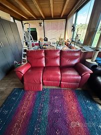 Divano rosso pelle fiore con movimento automatico