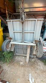 Carrello rimorchio porta tutto. Misure 150x120 cm