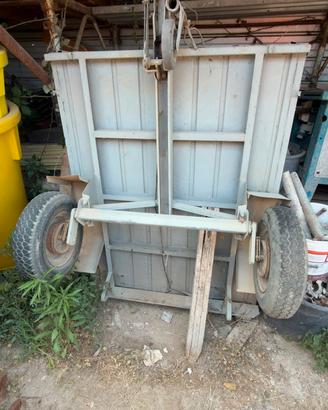 Carrello rimorchio porta tutto. Misure 150x120 cm