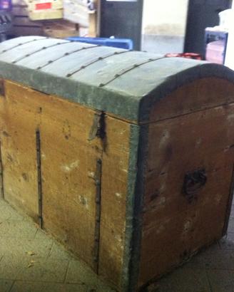 Baule vintage decorazione interna a mano