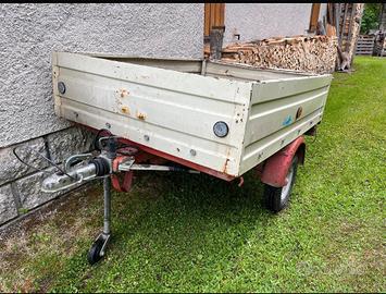 Rimorchio per auto.