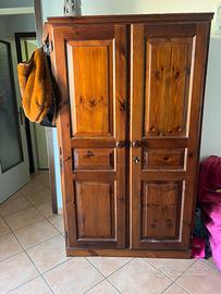 Armadio in legno massello
