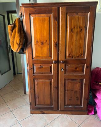 Armadio in legno massello