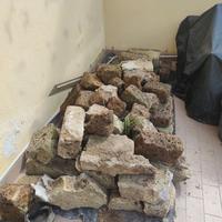 Blocchi di tufo usati per muretti