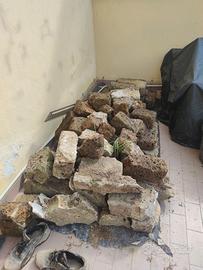 Blocchi di tufo usati per muretti