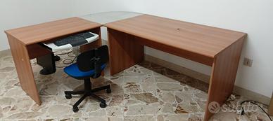 Scrivania e porta computer con raccordo angolare