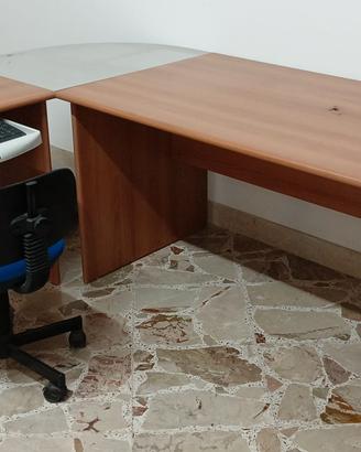 Scrivania e porta computer con raccordo angolare
