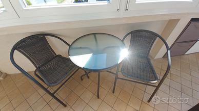 Tavolino con sedie da giardino 