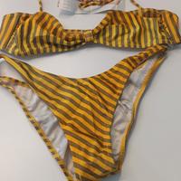 Bikini Lycra due pezzi con fantasia a righe.