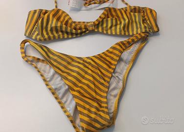Bikini Lycra due pezzi con fantasia a righe.